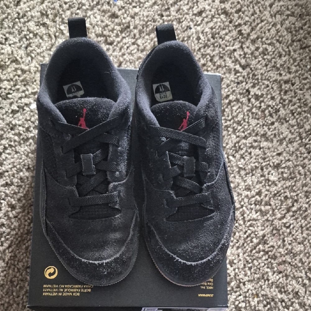 Jordan Flight Court, Black/Varsity Red, Size 1 Youth. Great Condition
